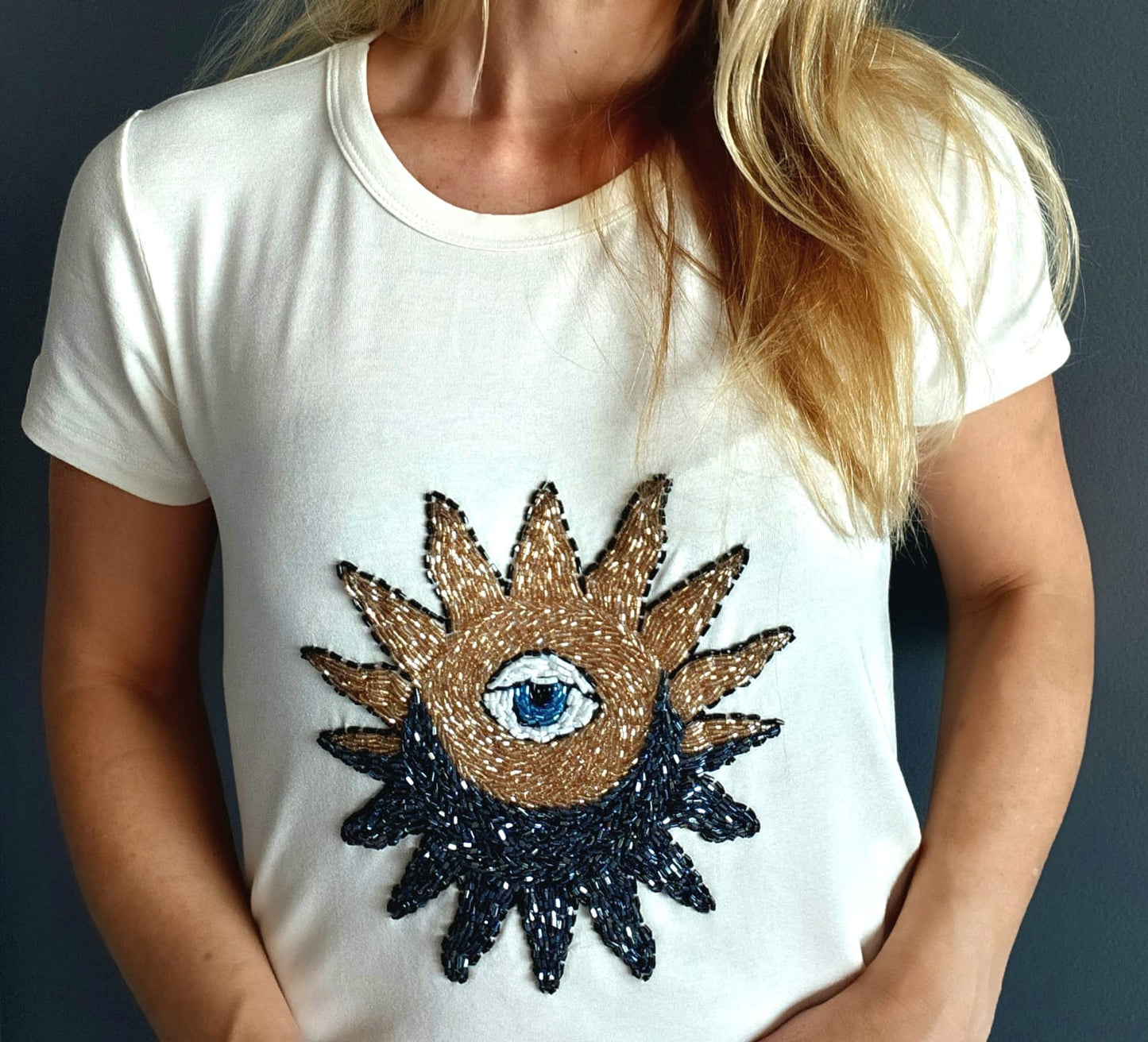 T-shirt Off-White Bordado Sol e Lua