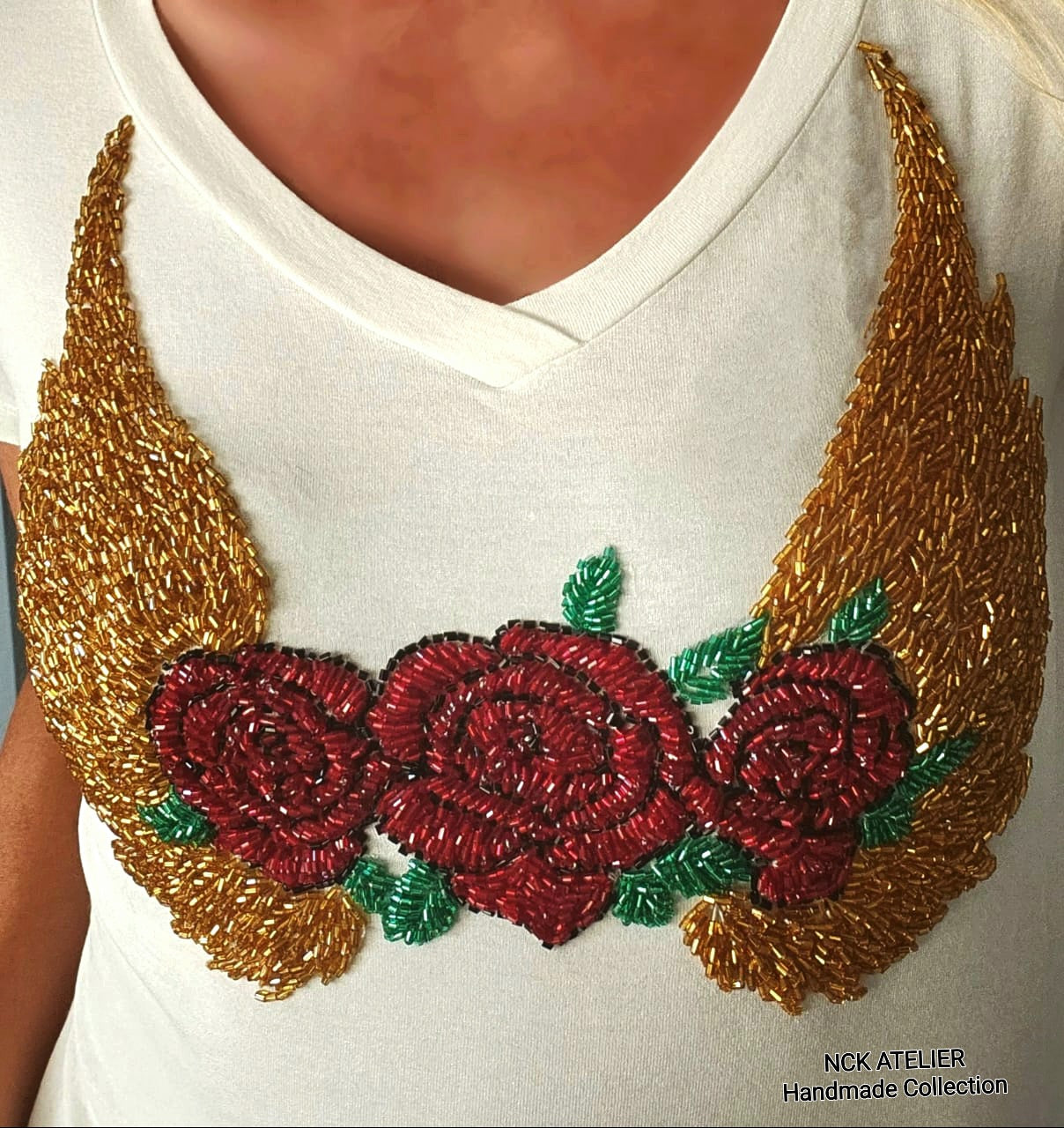 T-shirt Off-White Bordado Asas e Rosas