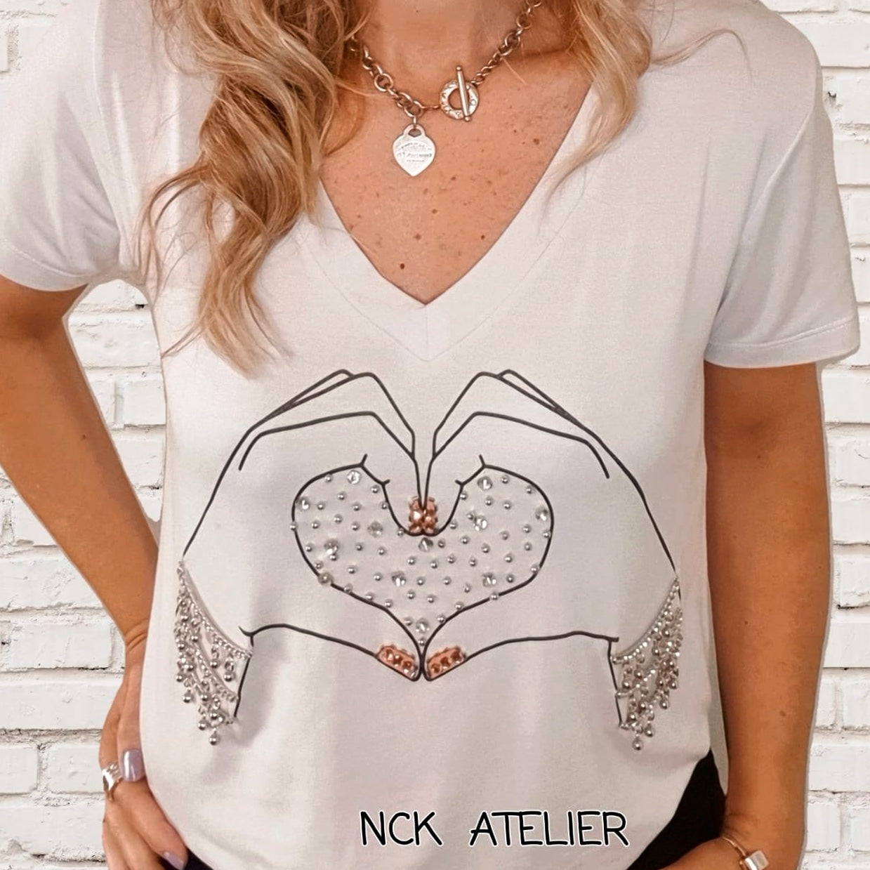 T-shirt Branca Mãos formando um coração com detalhe Pulseiras