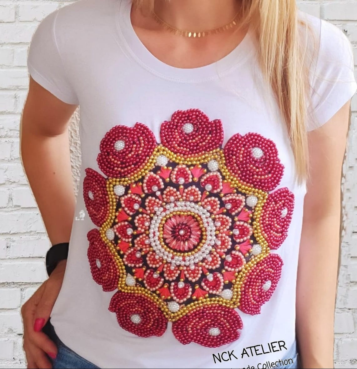 T-shirt Branca Mandala Vermelha