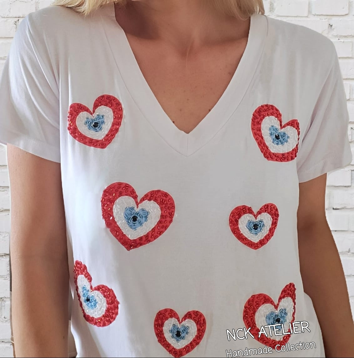 T-shirt Branca Coração Vermelho e Olho Grego