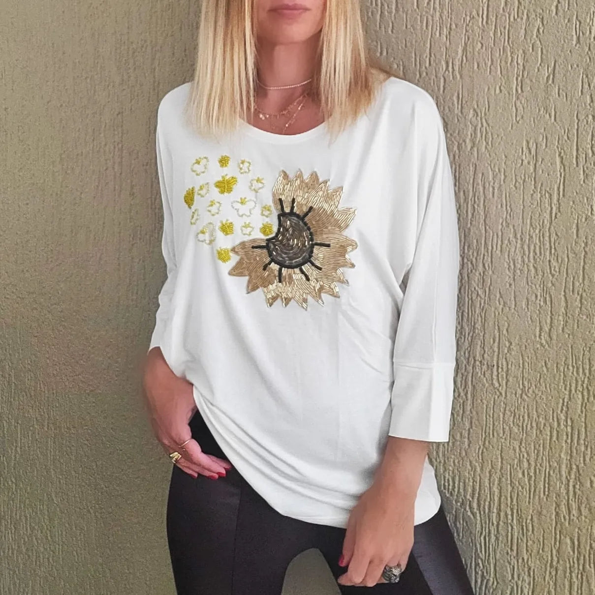 T-shirt Off-white Girassol e Borboletas