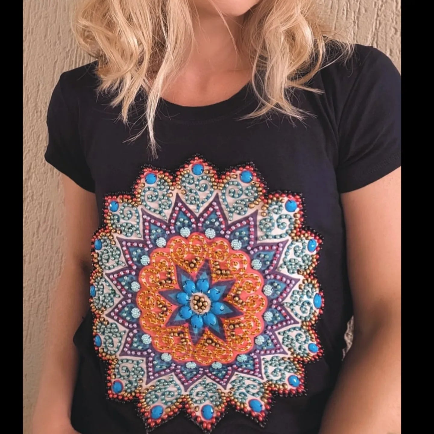 T-shirt Preta Mandala Colorida
