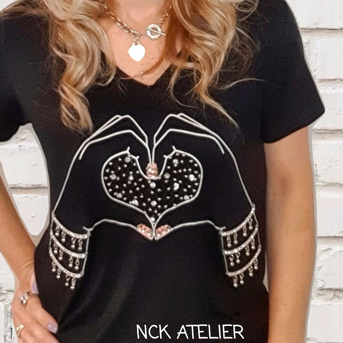 T-shirt Preta mãos formando um coração detalhe Pulseiras