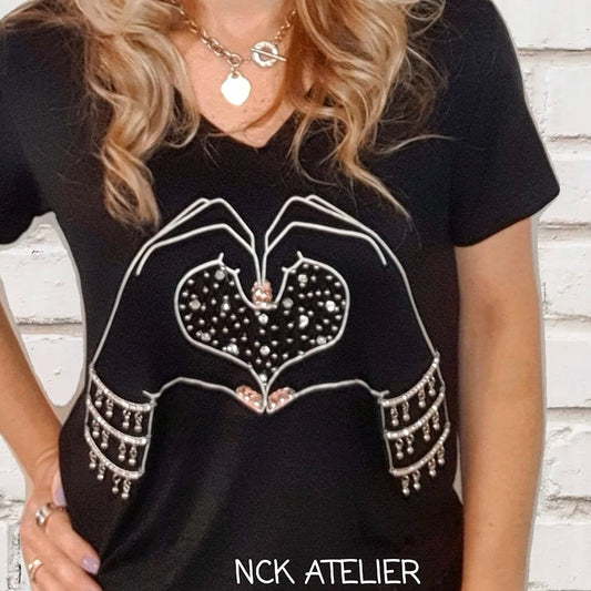 T-shirt Preta mãos formando um coração detalhe Pulseiras