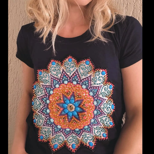 T-shirt Preta Mandala Colorida