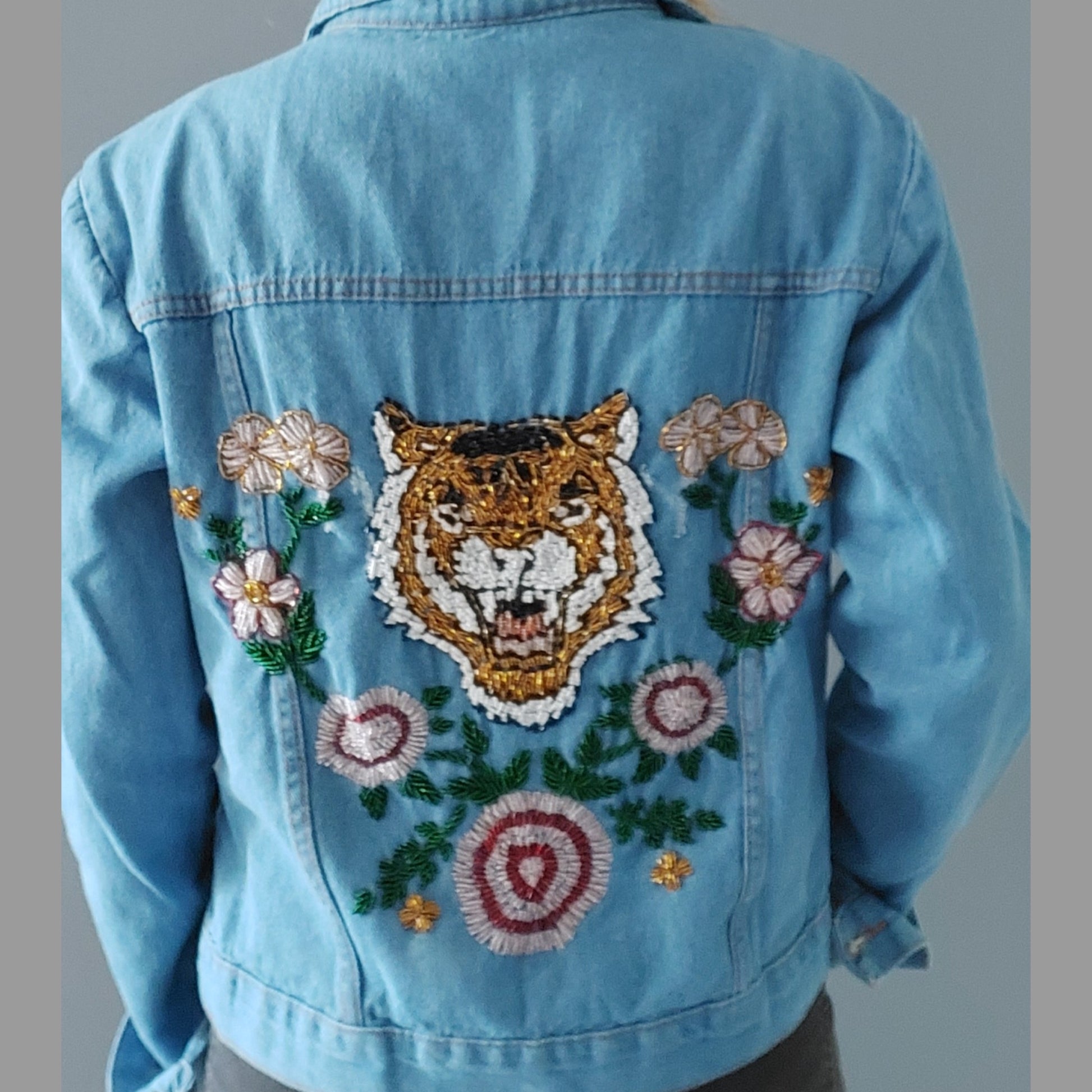 Jaqueta Jeans Bordado Tigre e Flores